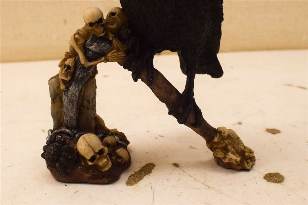Gothic beeldje van een kraai op een zeis 51201, Ophalen of Verzenden, Gebruikt, Dier