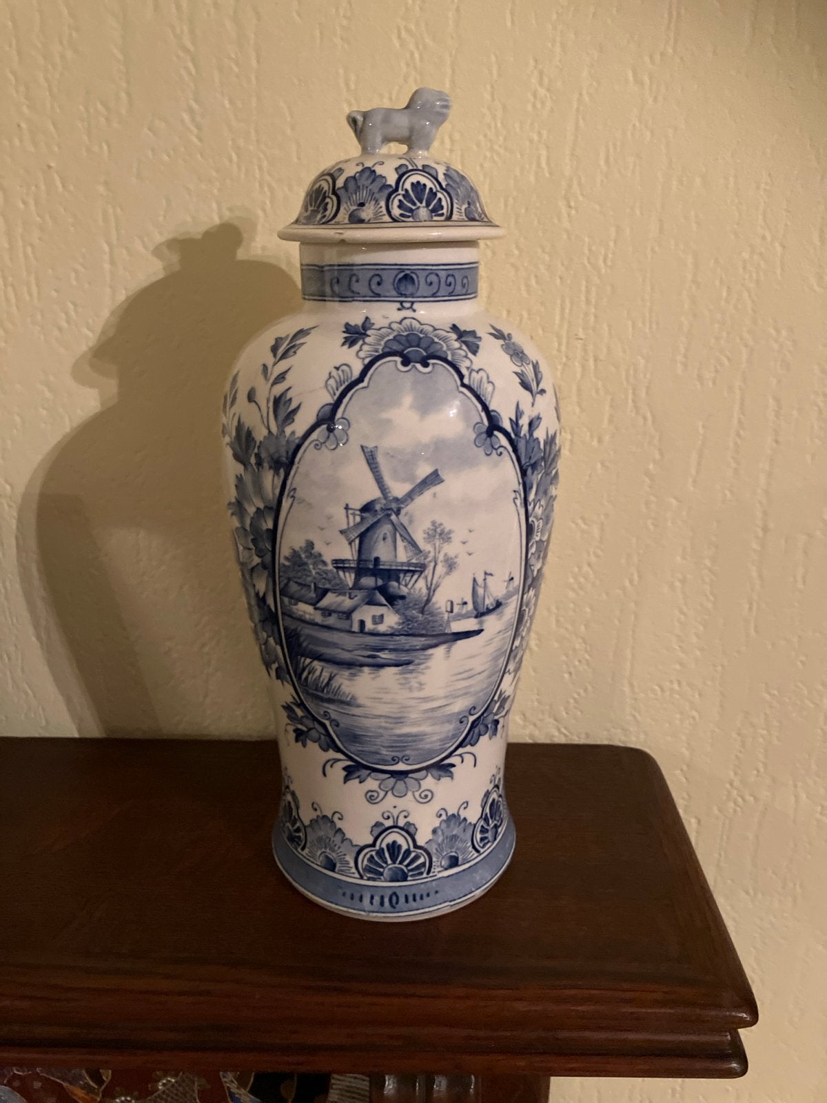 Delfts Blauwe vaas met molen decoratie en deksel, Ophalen