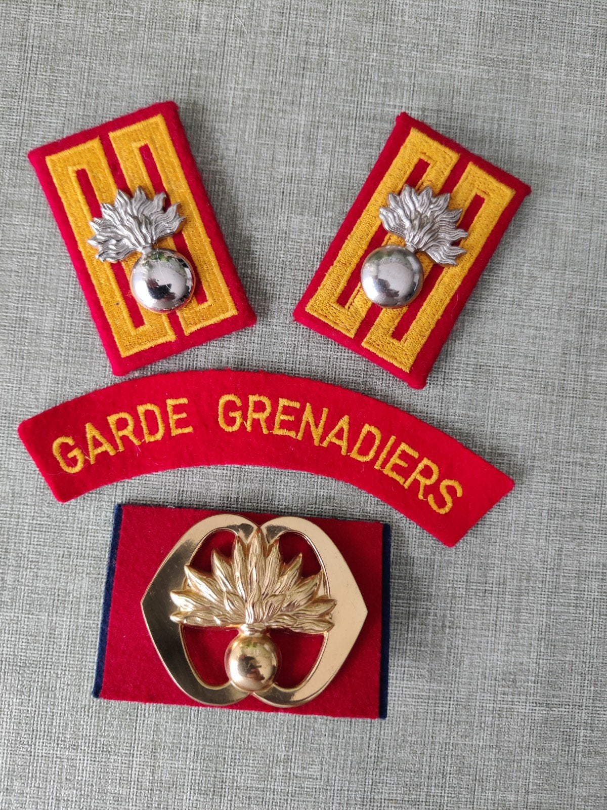 Setje grenadiers  (1), Verzamelen, Verzenden, Landmacht, Nederland, Embleem of Badge