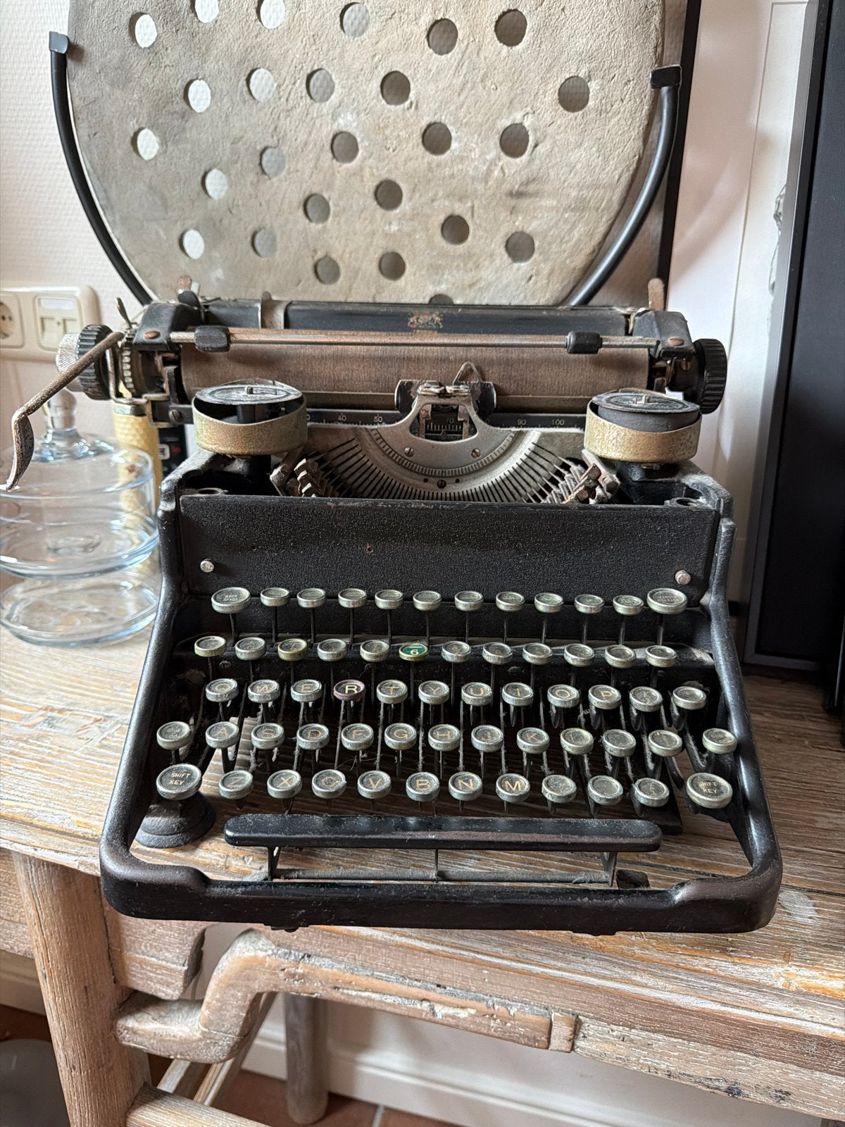 Mooie ouderwetse typemachine, Ophalen