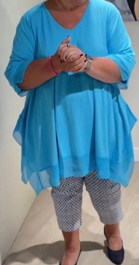 Ruim shirt van SEEYOU, aqua, mt 58/60, leuk detail met tule, Ophalen of Verzenden, Nieuw, Blauw, Shirt of Top