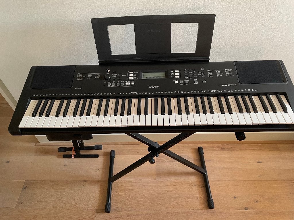 Keyboard Yamaha EW 300 + standaard + kruk, Muziek en Instrumenten, Keyboards, Ophalen, Midi-aansluiting, Yamaha, 61 toetsen