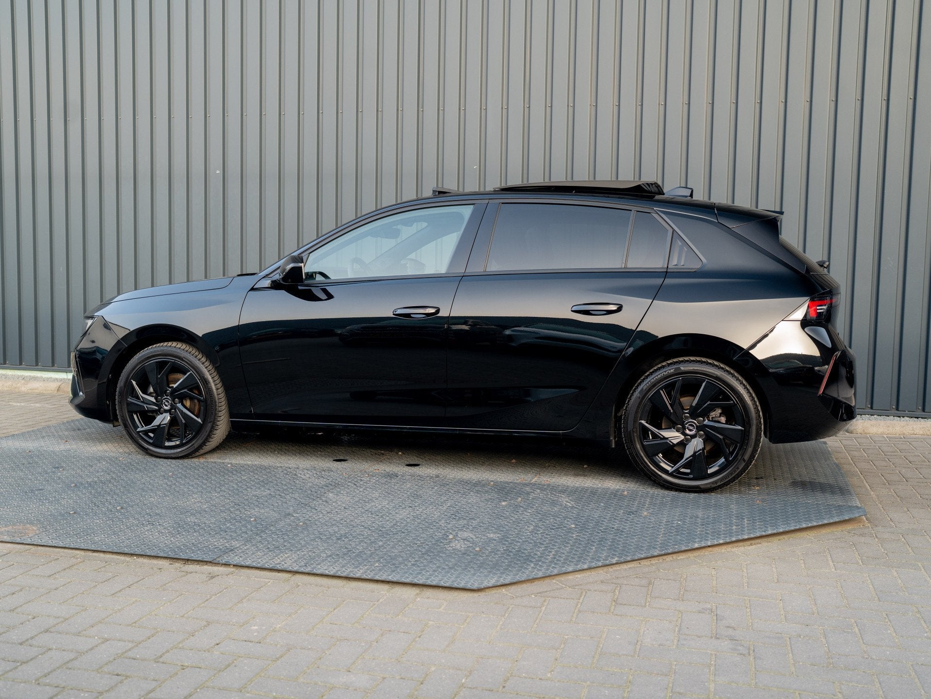 Opel Astra 1.2 Turbo GS | Panodak | 360 Camera | 18'' | Head, 12 maanden, Gebruikt, 1199 cc, Leder en Stof