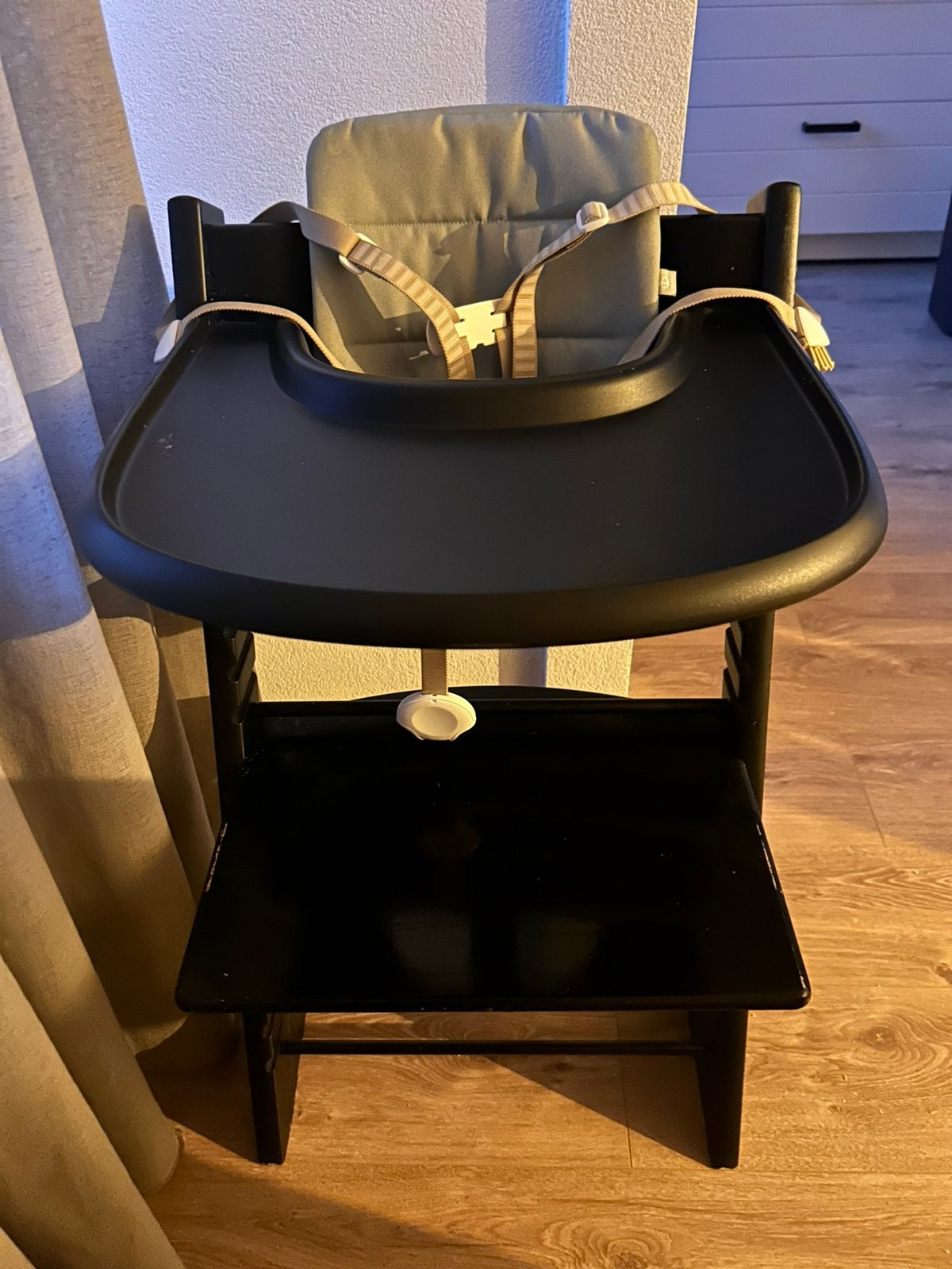 Stokke Tripp Trapp stoel met tuigje - Zwart, Kinderen en Baby's, Ophalen, Gebruikt, Meegroeistoel, Gordel(s)
