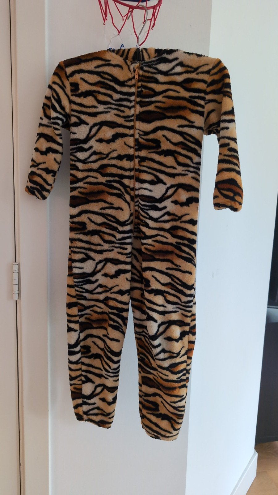 H&M Tijger Onesie Maat 104 - Zo goed als nieuw, Kinderen en Baby's, Carnavalskleding en Verkleedspullen, Ophalen, Zo goed als nieuw