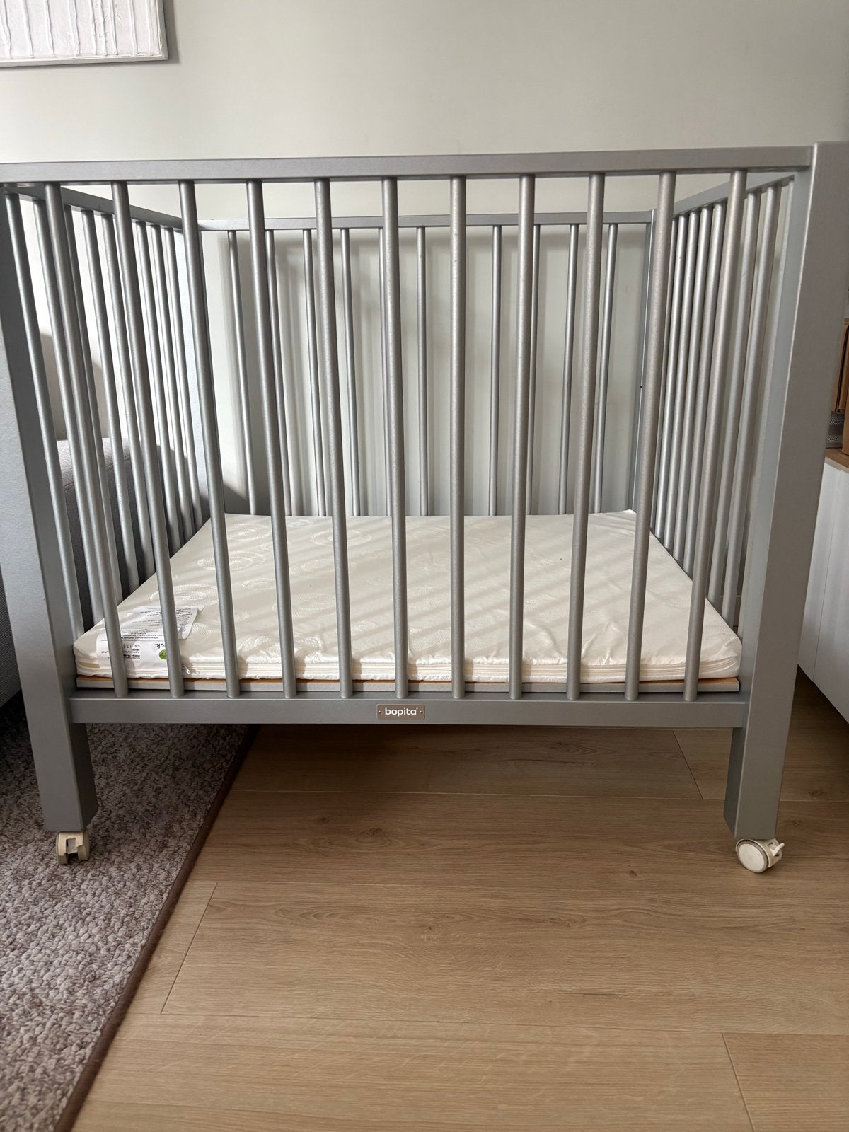 Bopita Box Sill met wieltjes en matras, Kinderen en Baby's, Boxen, Ophalen of Verzenden, Gebruikt, Vierkant, Wieltjes