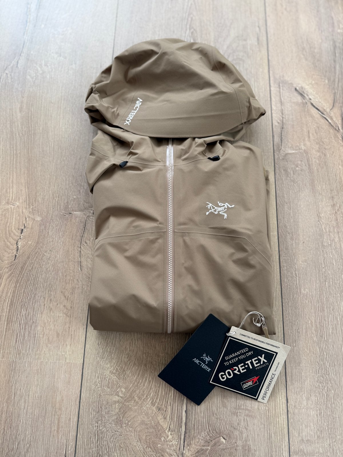Arc’teryx Beta Jacket GORE-TEX – maat M – nieuw met kaartjes, Ophalen of Verzenden, Nieuw, Maat 38/40 (M), Beige