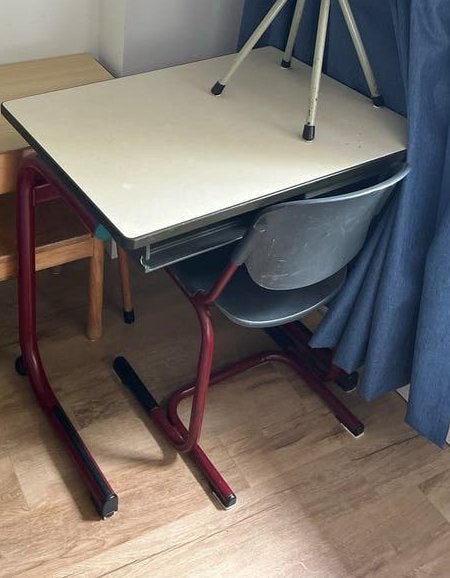 Kinder tafeltje met stoeltje grijs rood, Ophalen of Verzenden, Zo goed als nieuw