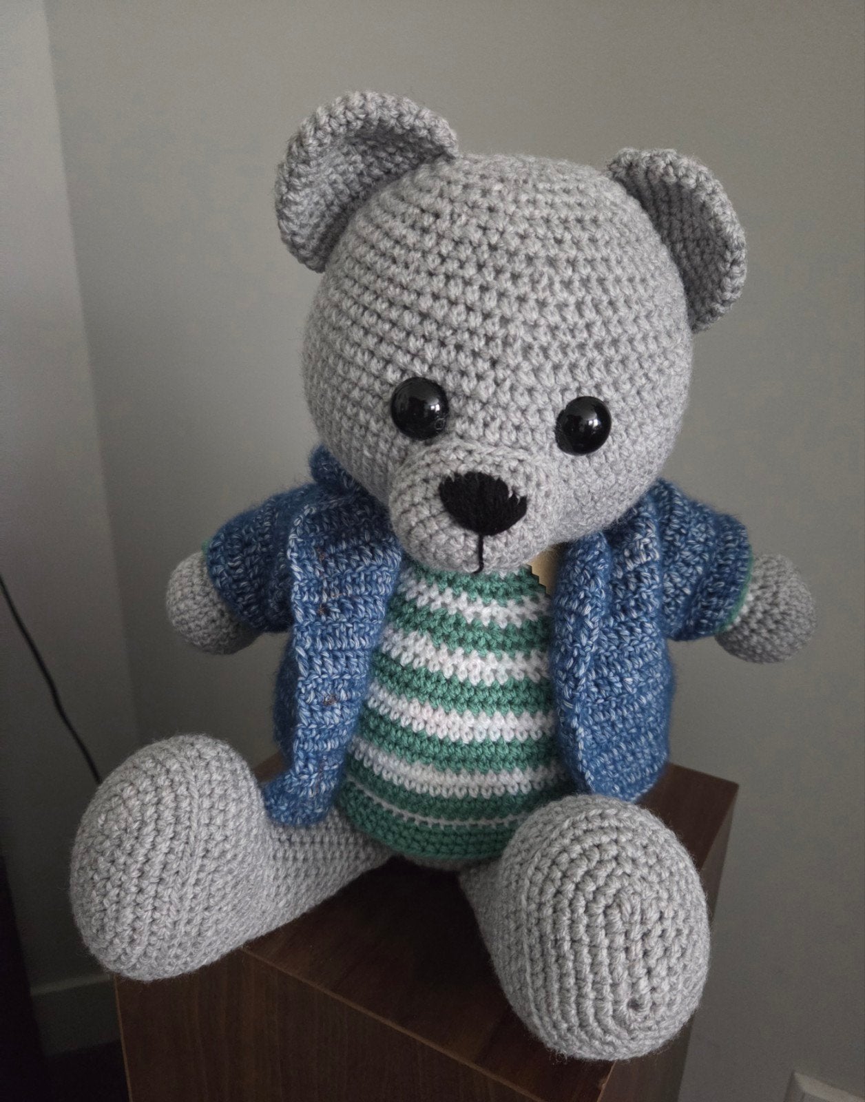 Nieuw.Gehaakte teddybeer met gestreepte trui en blauw vestje, Overige merken, Overige karakters, Beer, Handgemaakt