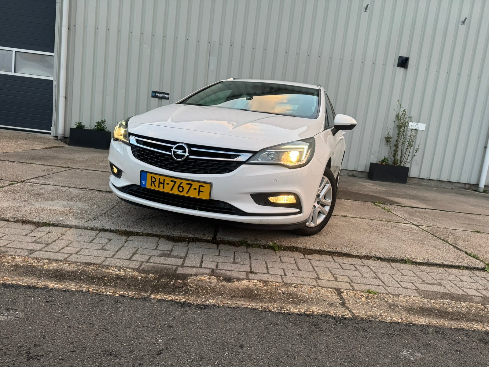 Opel Astra 1.0 Turbo 77KW Sports Tourer 2017 Wit, Voorwielaandrijving, Parkeerassistent, Zwart, 1178 kg