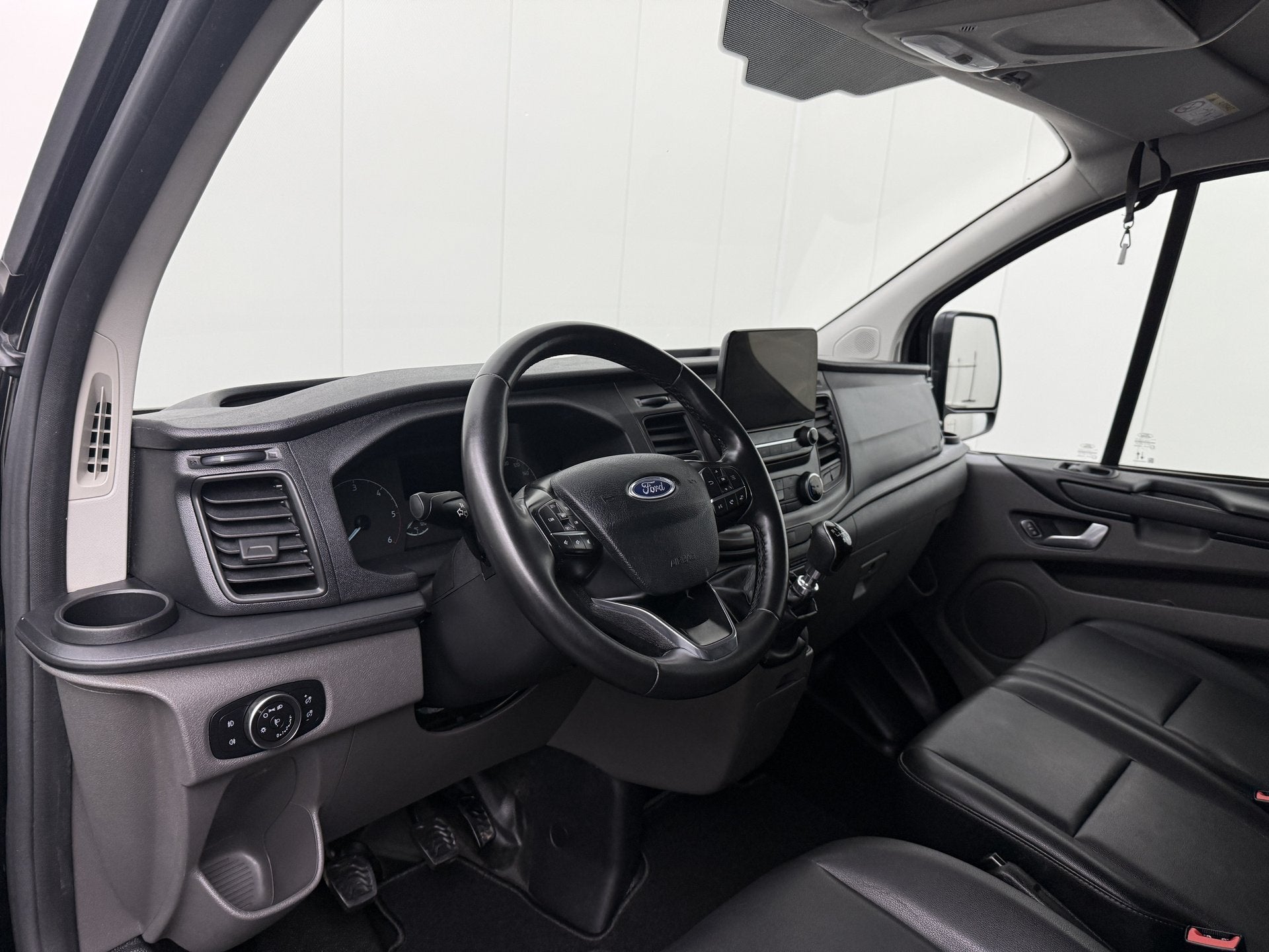 Ford Transit Custom 2.0TDCi 130PK Lang Limited | Leder | Nav, Auto's, Voorwielaandrijving, Dealer onderhouden, 15 km/l, Gebruikt