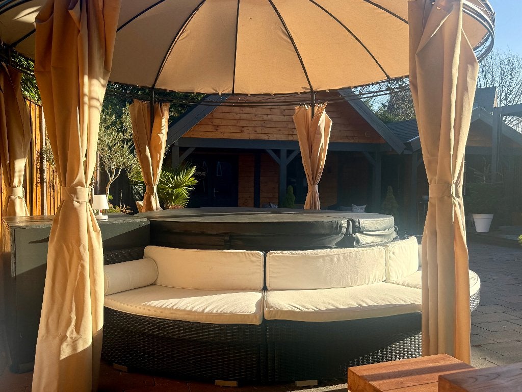 Foto 16 van Softub Resort 6 pers Jacuzzi met omkasting en leuke extra's