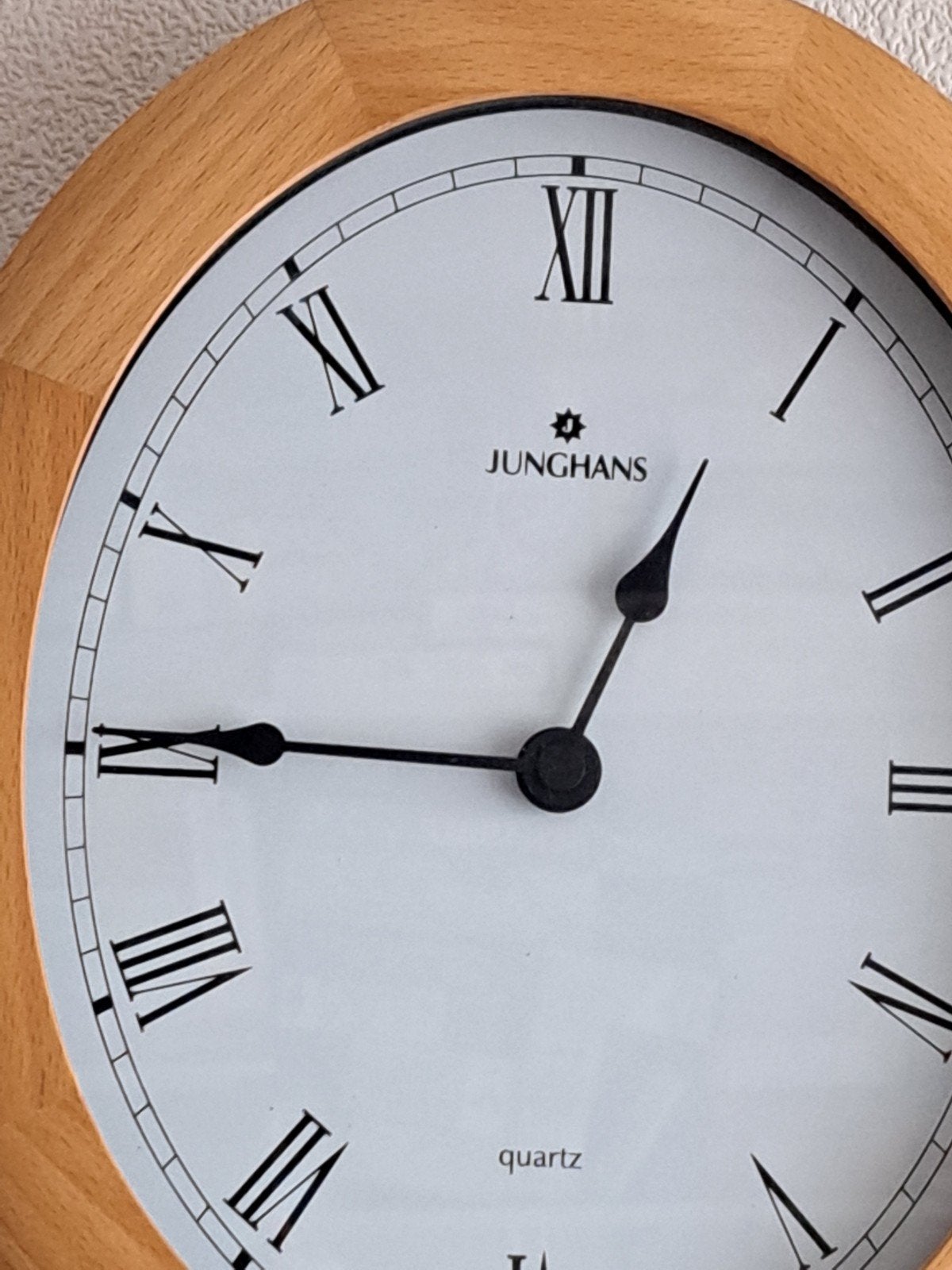 Junghans Quartz Wandklok met Houten Rand, Antiek en Kunst, Ophalen of Verzenden