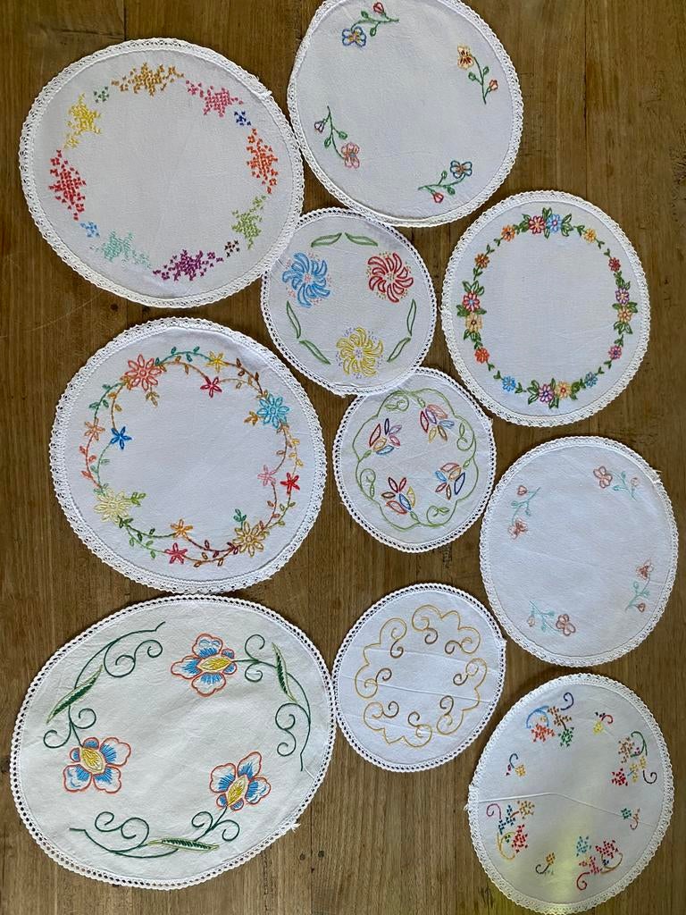 10 geborduurde kleedjes (T), Antiek en Kunst, Antiek | Kleden en Textiel, Ophalen of Verzenden