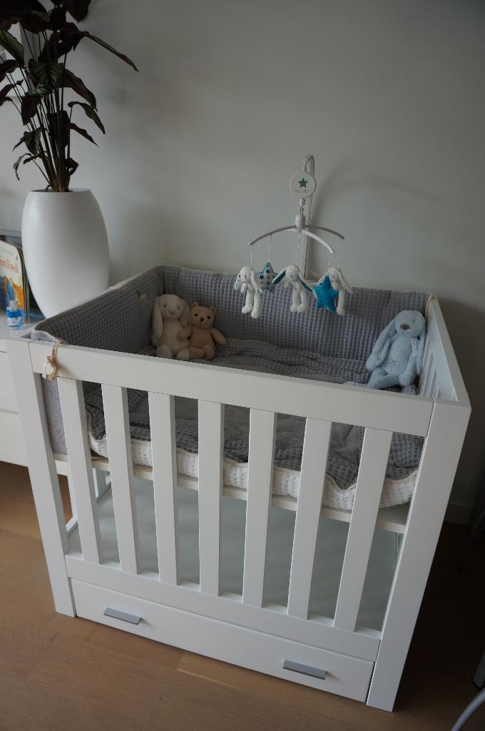 Bobita box (wit) in hoogte verstelbaar met lade., Kinderen en Baby's, Boxen, Ophalen, Zo goed als nieuw, Rechthoekig, In hoogte verstelbaar