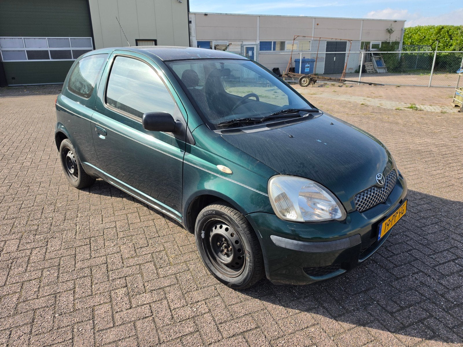 Toyota Yaris 1.0 16V Vvti 3DR Terra 2004 Groen Nieuwe APK, Auto's, 31 €/maand, 4 cilinders, 400 kg, 855 kg