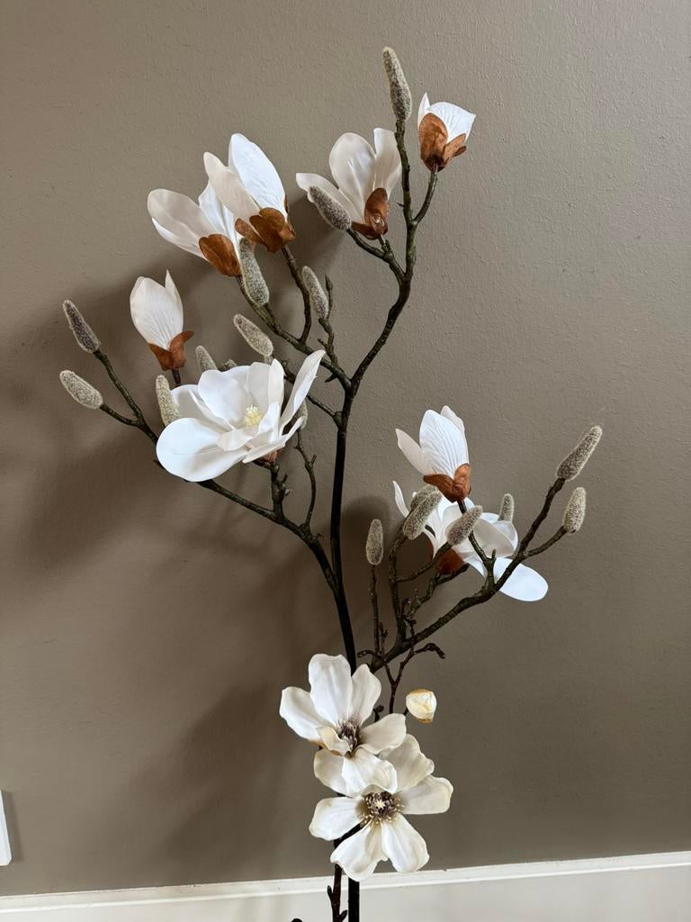 Mooie kunsttak / kunstbloem - witte magnolia, Huis en Inrichting, Woonaccessoires | Kunstplanten en Kunstbloemen, Ophalen, Zo goed als nieuw