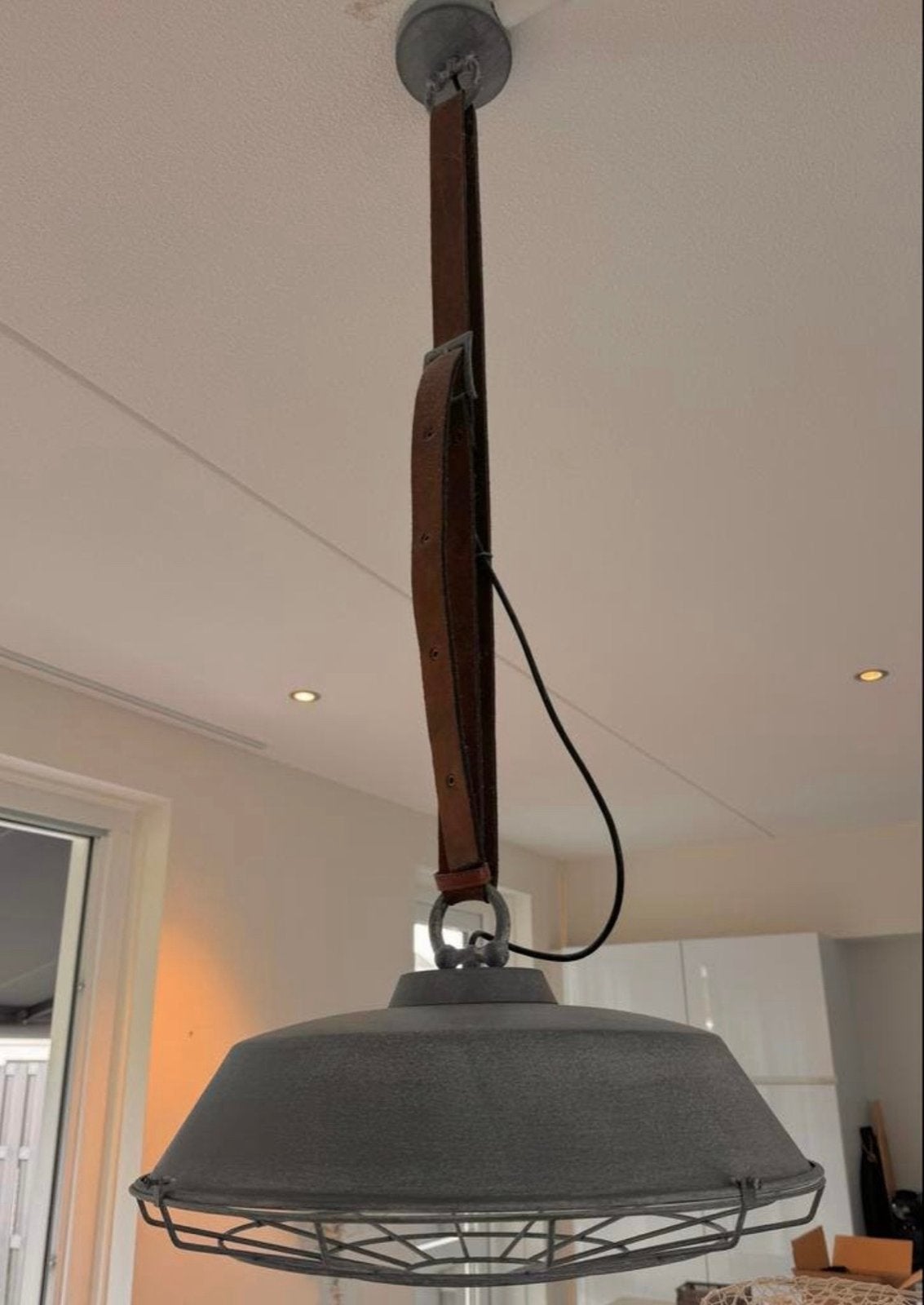 Grijze industriële hanglamp met leren riem, Ophalen, Gebruikt, Metaal, E27 (groot)