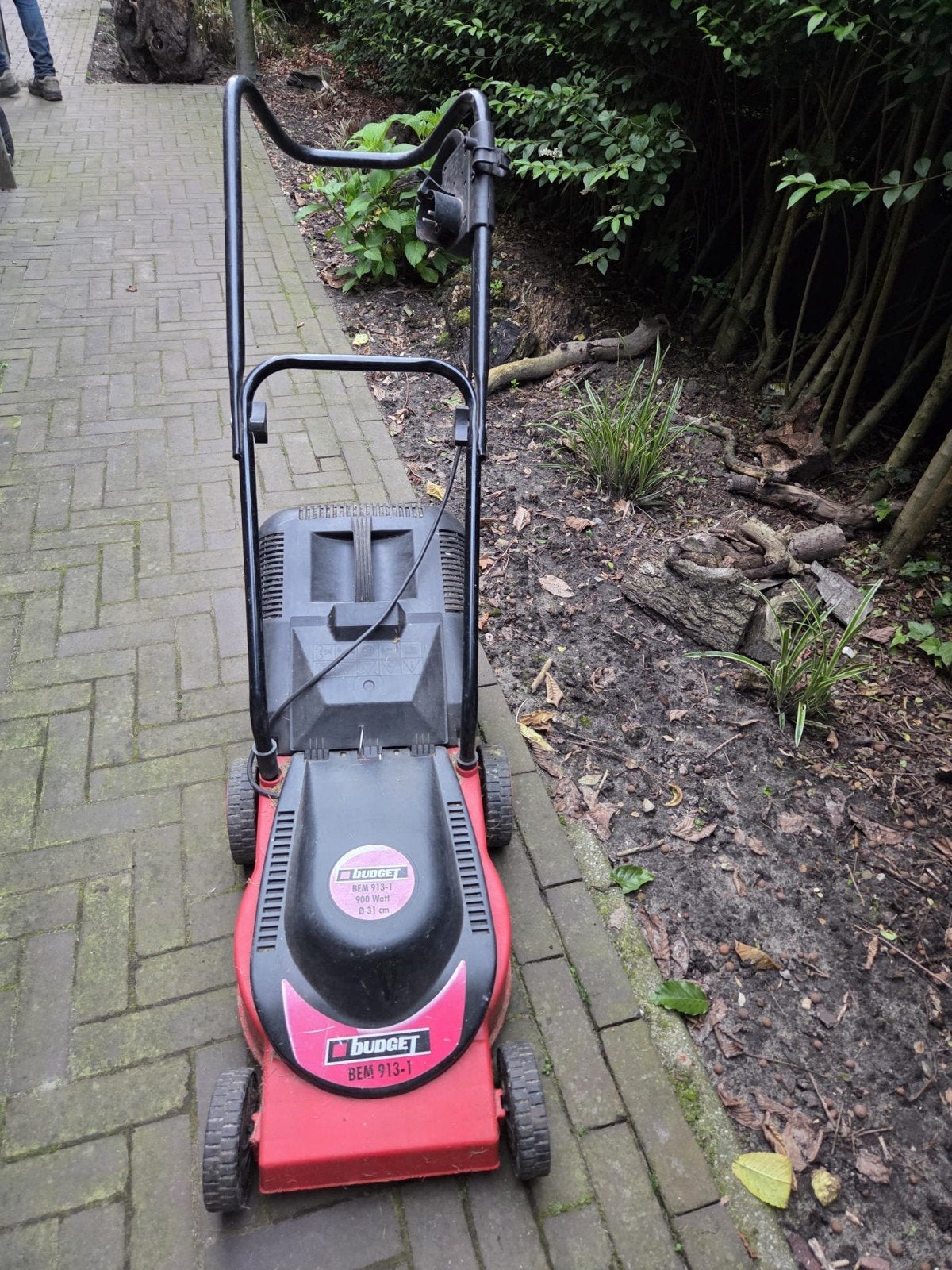 Budget BEM 913-1 Elektrische Grasmaaier 900W 31cm, Ophalen, Cirkelmaaier, Elektrische grasmaaier, 30 t/m 39 cm