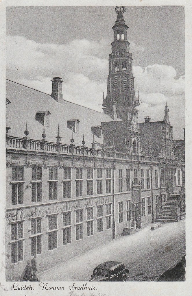 R054 oude ansichtkaart leiden stadhuis 1940 gemeentehuis, Ophalen of Verzenden, 1920 tot 1940, Gelopen, Zuid-Holland