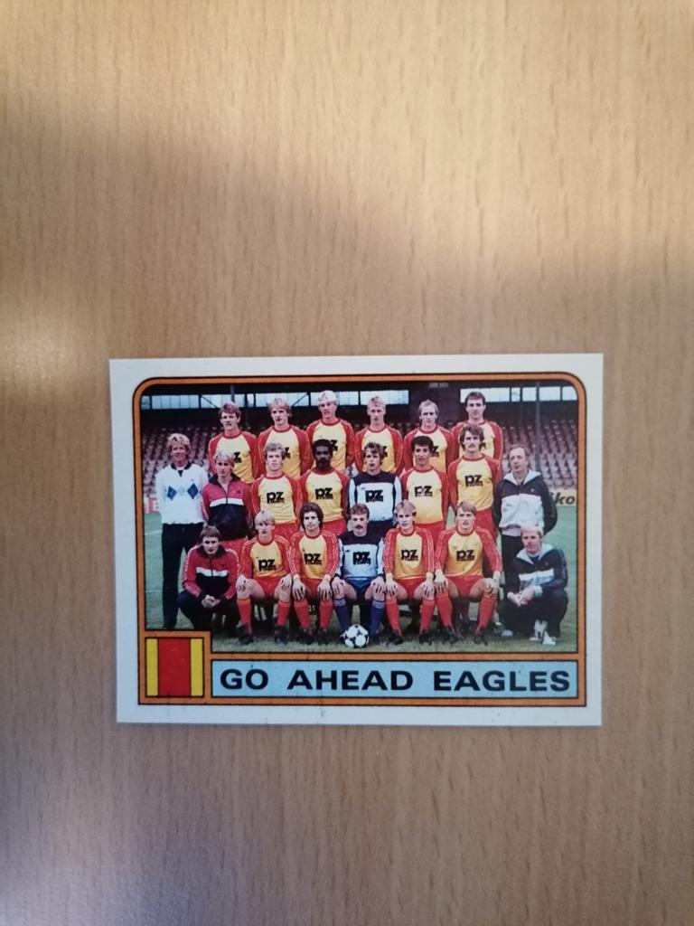 Panini Voetbal 84 #125 Go Ahead Eagles team., Hobby en Vrije tijd, Stickers en Plaatjes, Ophalen of Verzenden, Zo goed als nieuw