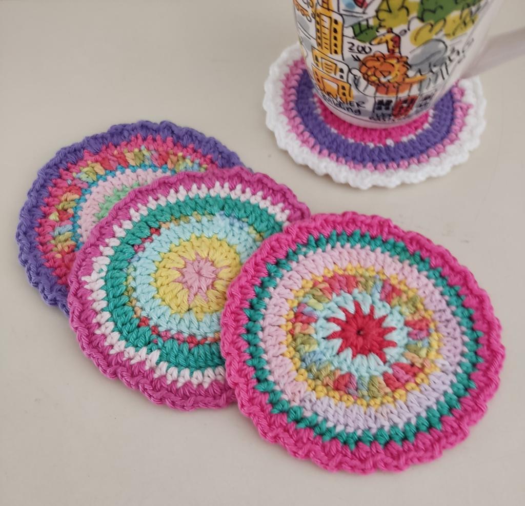 Set van 4 kleurrijke gehaakte onderzetters, Huis en Inrichting, Woonaccessoires | Onderzetters, Ophalen of Verzenden, Nieuw, Glas of Kopje