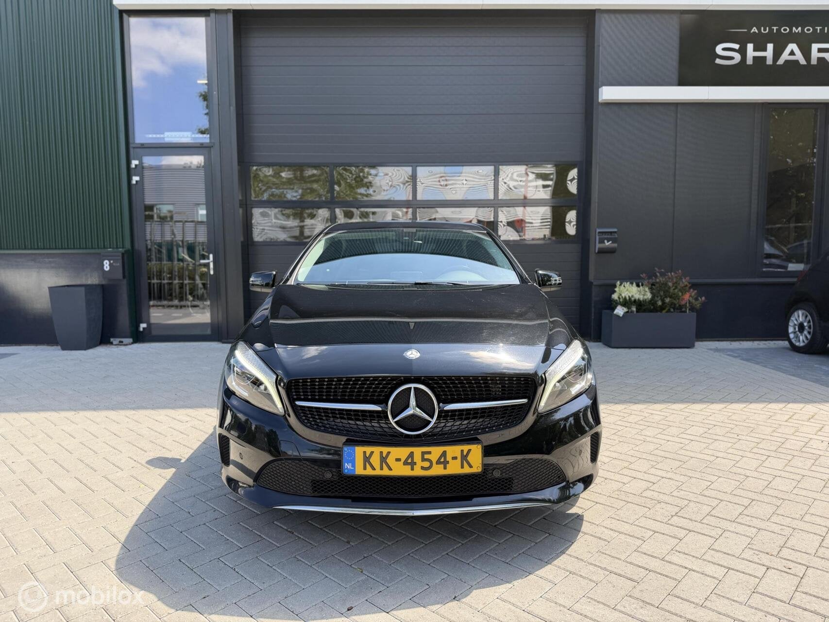 Mercedes A-klasse 160 Ambition CarPlay|PDC|Automaat|NL Auto!, Auto's, Gebruikt, 4 cilinders, Zwart, Bedrijf