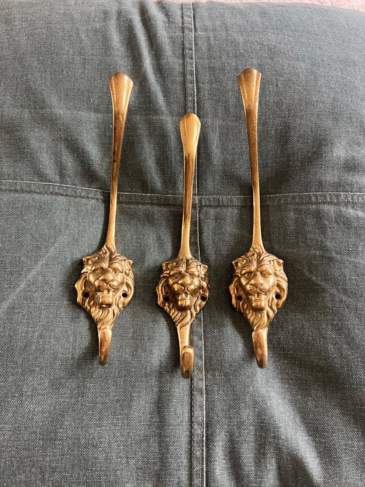 3 Prachtige Messing Leeuwen Koppen Haken, Verzenden, Gebruikt, Metaal, Wandhaken