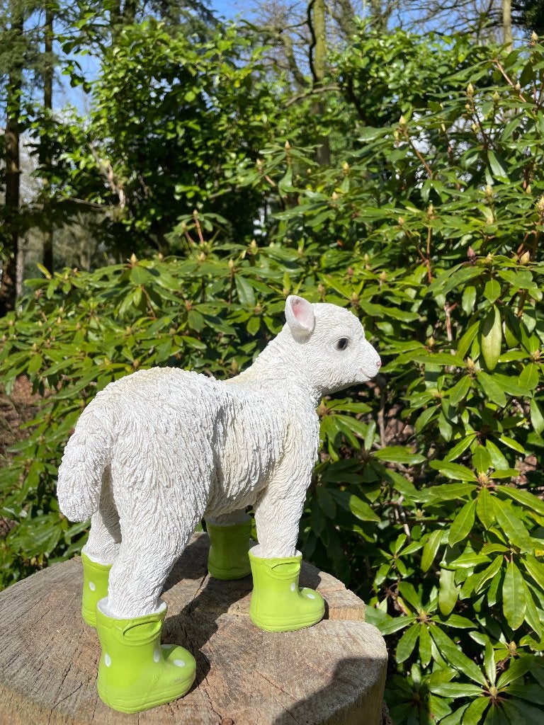 Beeld lammetje laarsjes, kinderkamer, babykamer Groen 30cm, Ophalen of Verzenden, Nieuw, Kunststof, Dierenbeeld