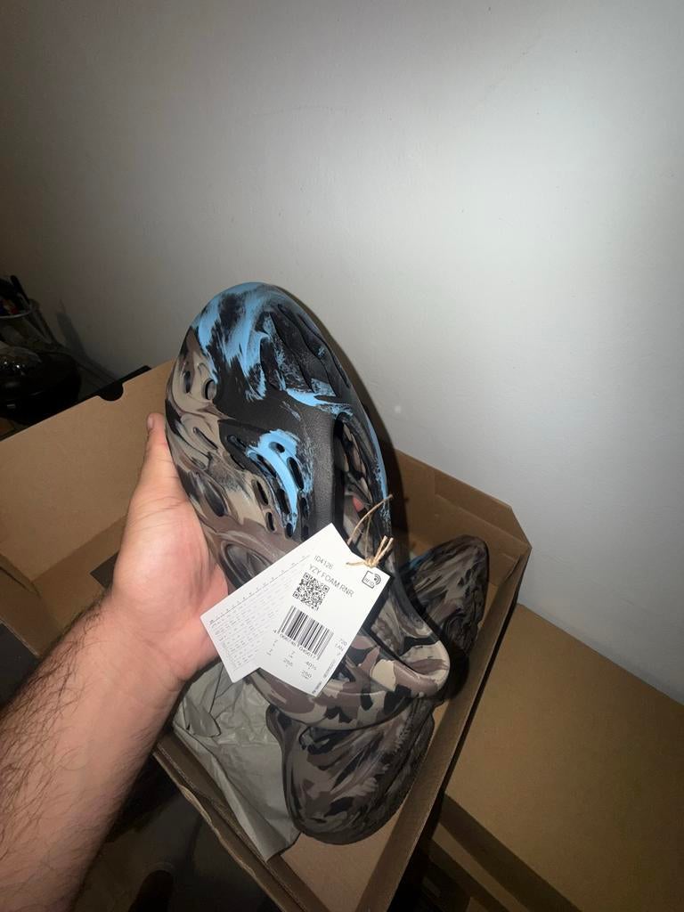 Yeezy Foam Runner 'MX Cinder' - Maten 40 2/3 en 43, Kleding | Heren, Schoenen, Ophalen of Verzenden, Nieuw, Overige kleuren, Slippers