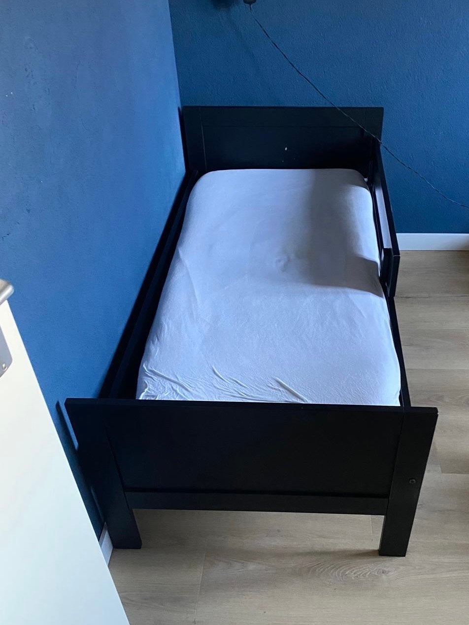 Zwart peuterbed met lade en matras, Kinderen en Baby's, Kinderkamer | Bedden, Ophalen, Gebruikt, 70 tot 85 cm, Matras