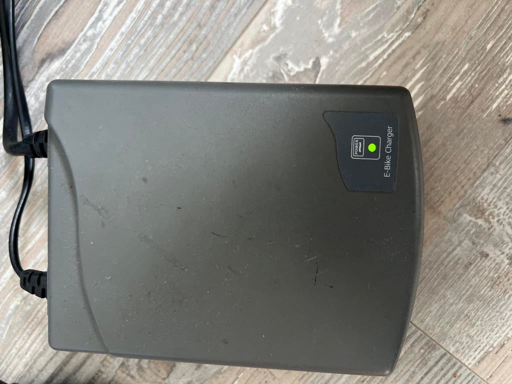 Elektrische fiets oplader met 3-pins XLR aansluiting, Fietsen en Brommers, Ophalen, Zo goed als nieuw