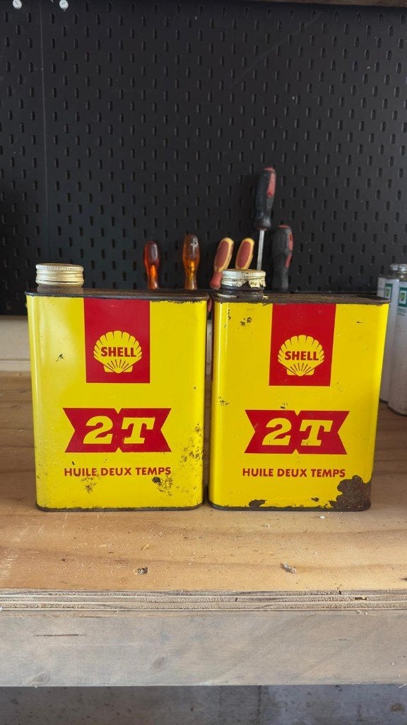 2x Vintage Shell 2T Olieblikken (2L) - Huile Deux Temps, Verzamelen, Blikken, Ophalen of Verzenden, Gebruikt, Overige, Overige merken