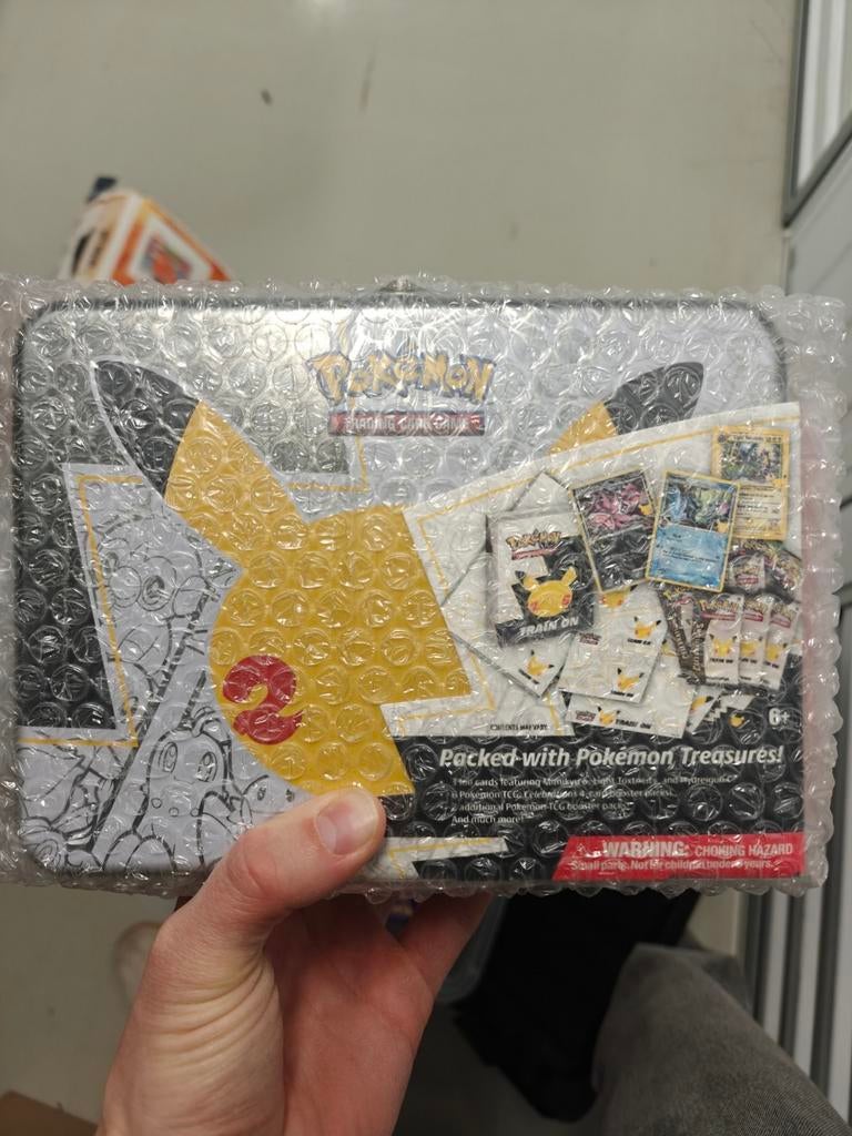 Pokémon Celebrations Collector Chest Tin, Ophalen of Verzenden, Nieuw, Overige typen