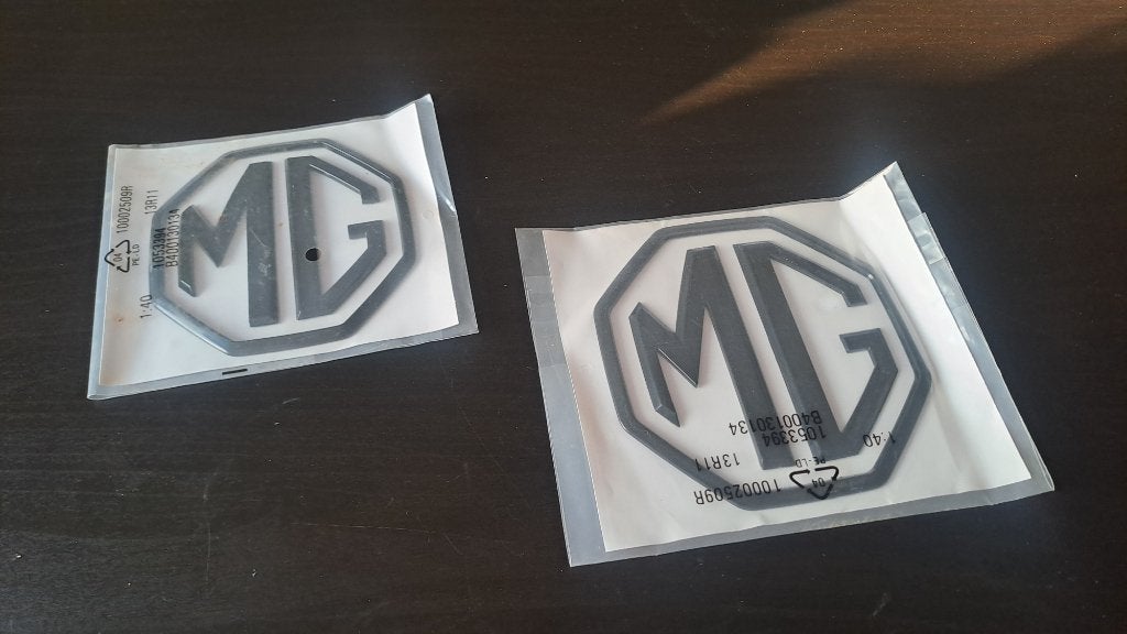 Set van twee originele hoogglans zwarte MG emblemen, Achterklep, Voor, Nieuw, Ophalen of Verzenden