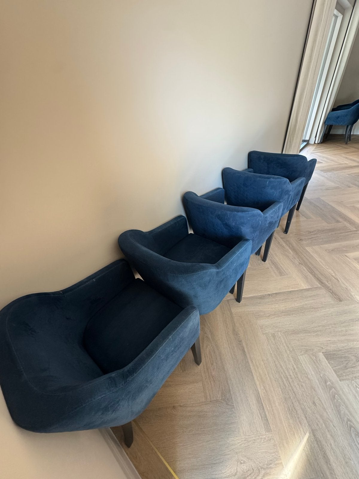 Set van 5 donkerblauwe fluwelen eetkamerstoelen, Huis en Inrichting, Stoelen, Ophalen, Blauw, Zo goed als nieuw, Stof