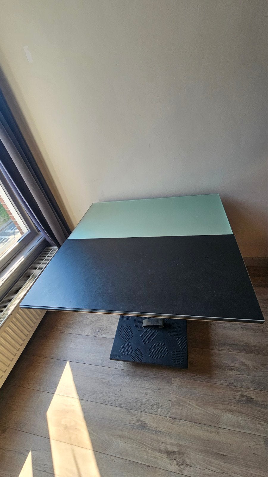 BULO M2 Bureau met melkglas, zwart werkblad en voetenplateau, Ophalen