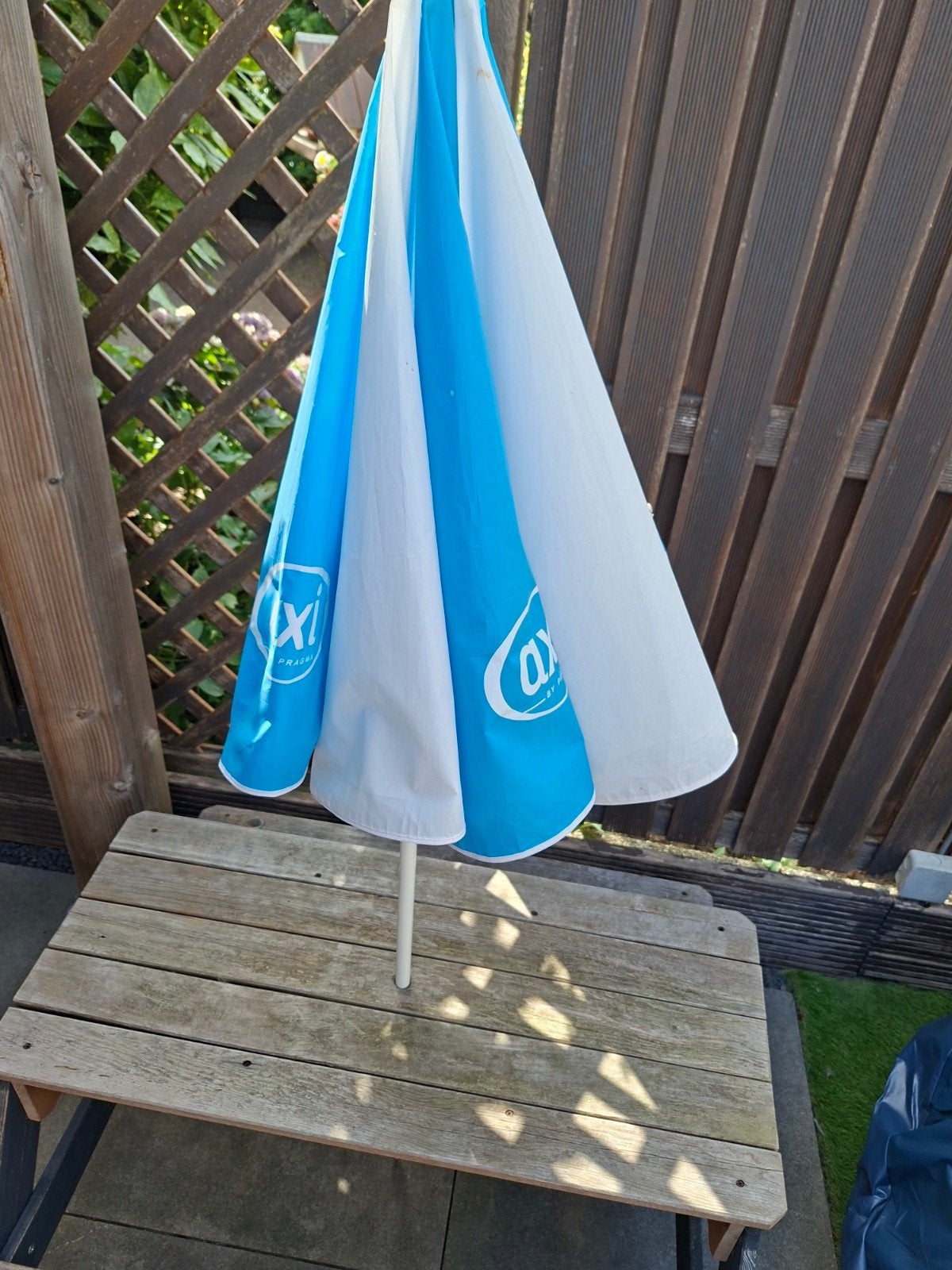 Kinderpicknicktafel met 2 speelvakken en parasol, Tuin en Terras, Picknicktafels, Gebruikt, Rechthoekig, Hout, Ophalen