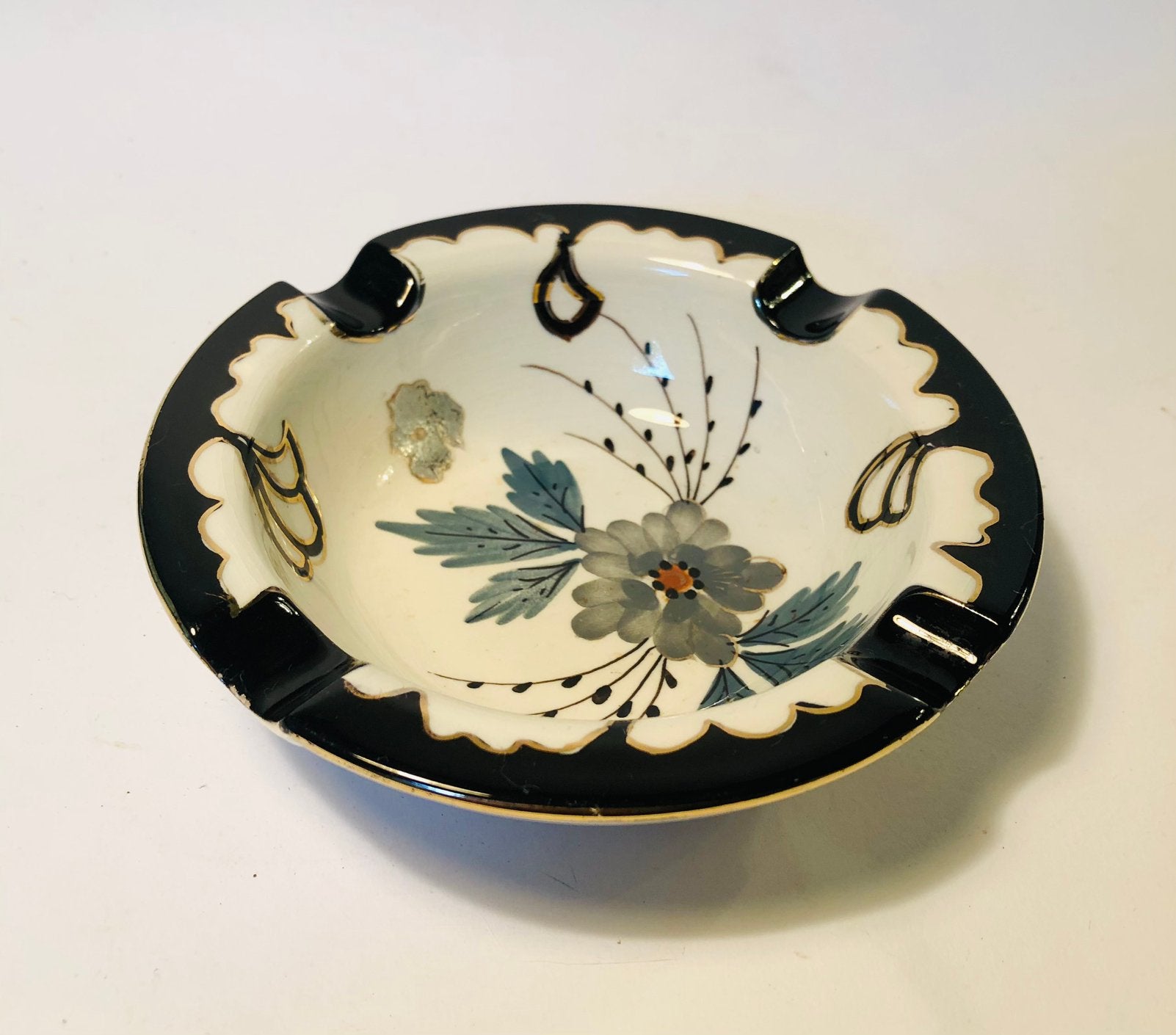 Prachtige asbak, schaaltje van Flora Gouda Plateelfabriek, Ophalen of Verzenden, Zo goed als nieuw, Asbak