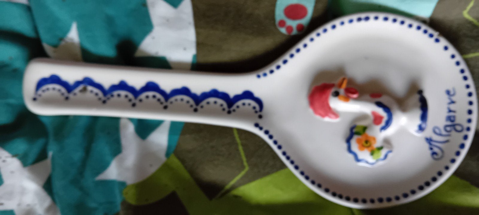 Handgeschilderde Portugese kooklepel legger - 26 cm, Ophalen of Verzenden, Steen/keramiek, Meerkleurig, Overige typen