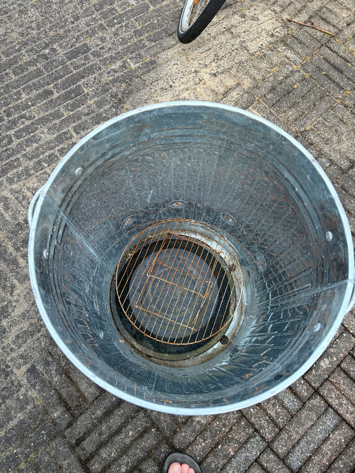 Gegalvaniseerde Vuurton met Rooster en Deksel, Ophalen, Gebruikt, Vuurton
