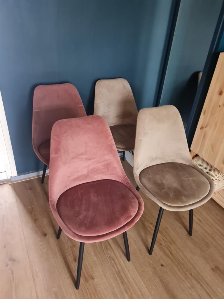 Set van 4 fluwelen eetkamerstoelen - roze en beige, Huis en Inrichting, Ophalen, Overige kleuren, Modern, Scandinavisch, Zo goed als nieuw