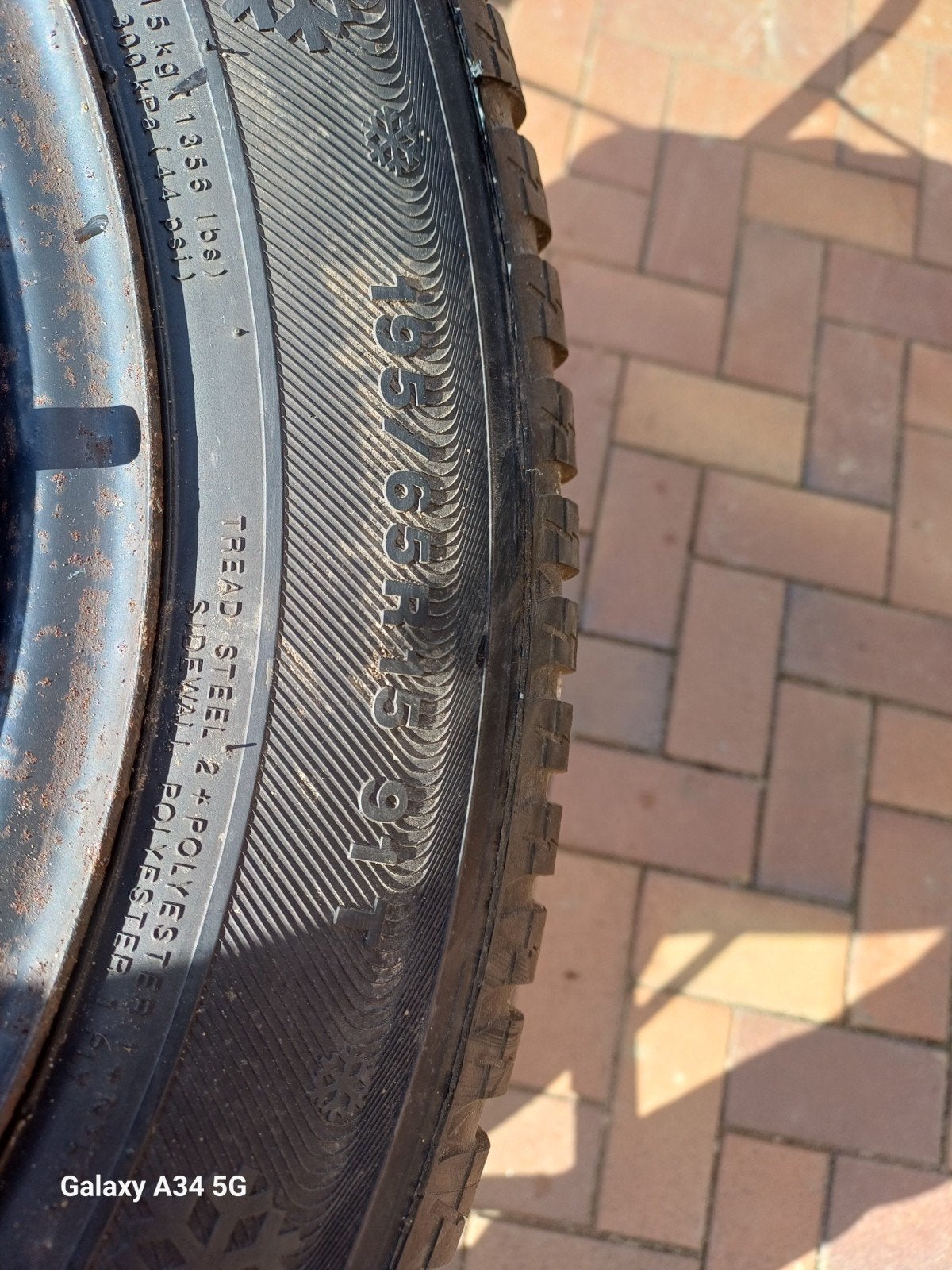 2 Winterbanden op velg 195/65 R15 91T VW Golf, Auto-onderdelen, Ophalen, Gebruikt, 15 inch, Banden en Velgen