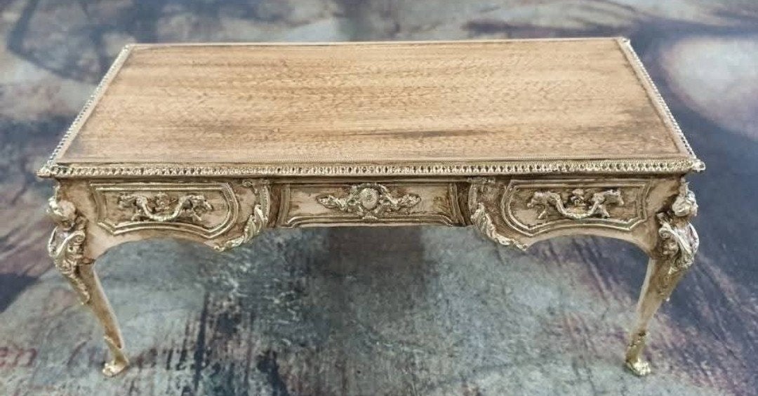Schitterend bureau Victoriaanse stijl 1op12

15x7x6,5 cm hoo, Poppenhuis, Ophalen of Verzenden, Zo goed als nieuw