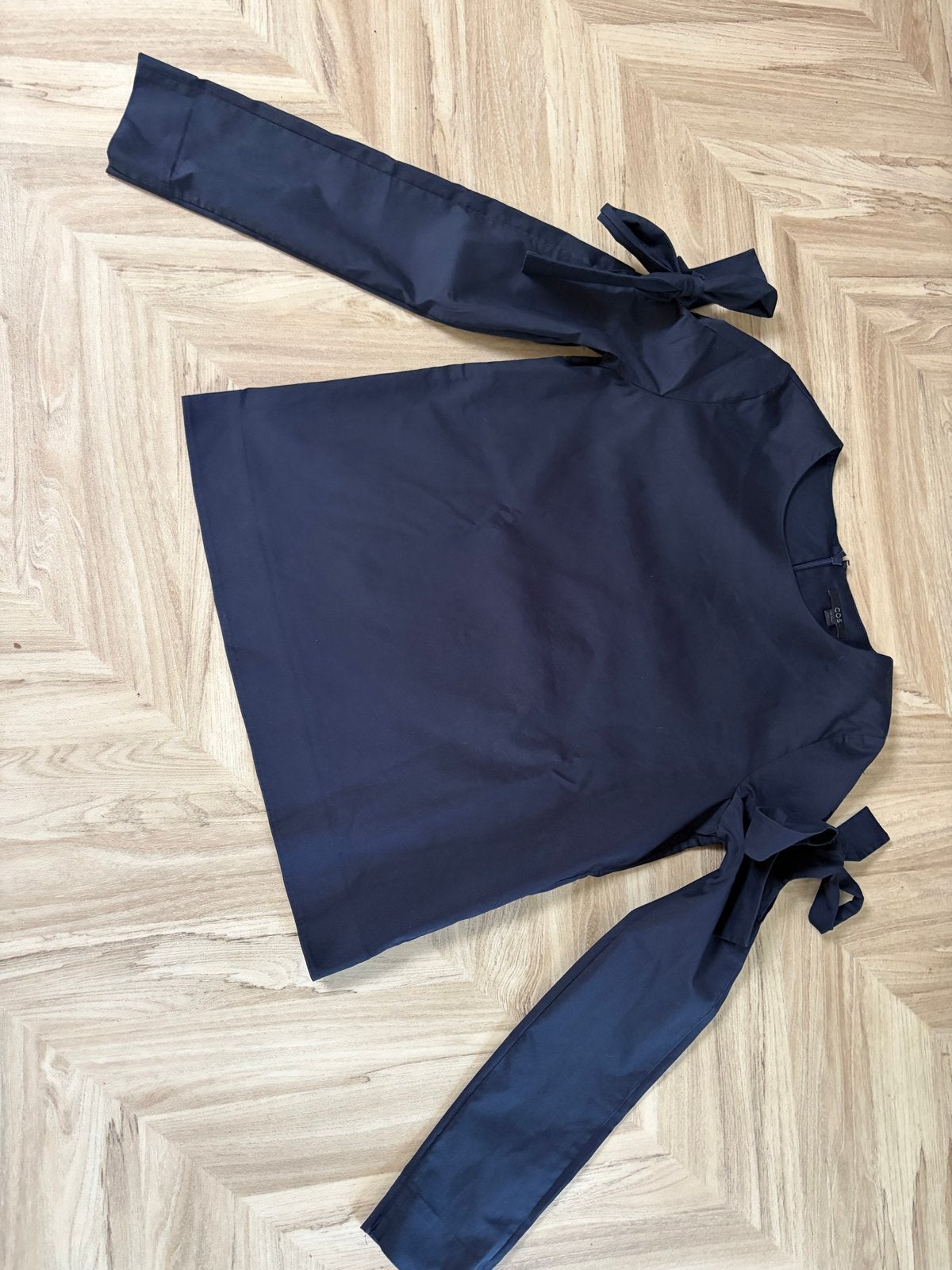 COS Donkerblauwe Blouse met Strikdetails - Maat 36 (S), Ophalen of Verzenden, Zo goed als nieuw, Maat 36 (S), Blauw
