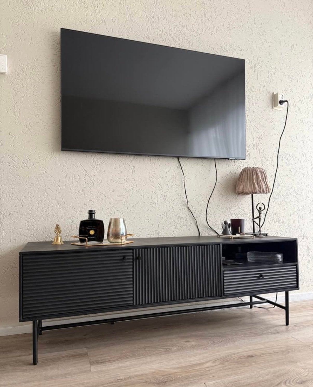 Zwart acaciahouten tv-meubel met stalen onderstel, Huis en Inrichting, Ophalen, 100 tot 150 cm, Zo goed als nieuw, Minder dan 100 cm