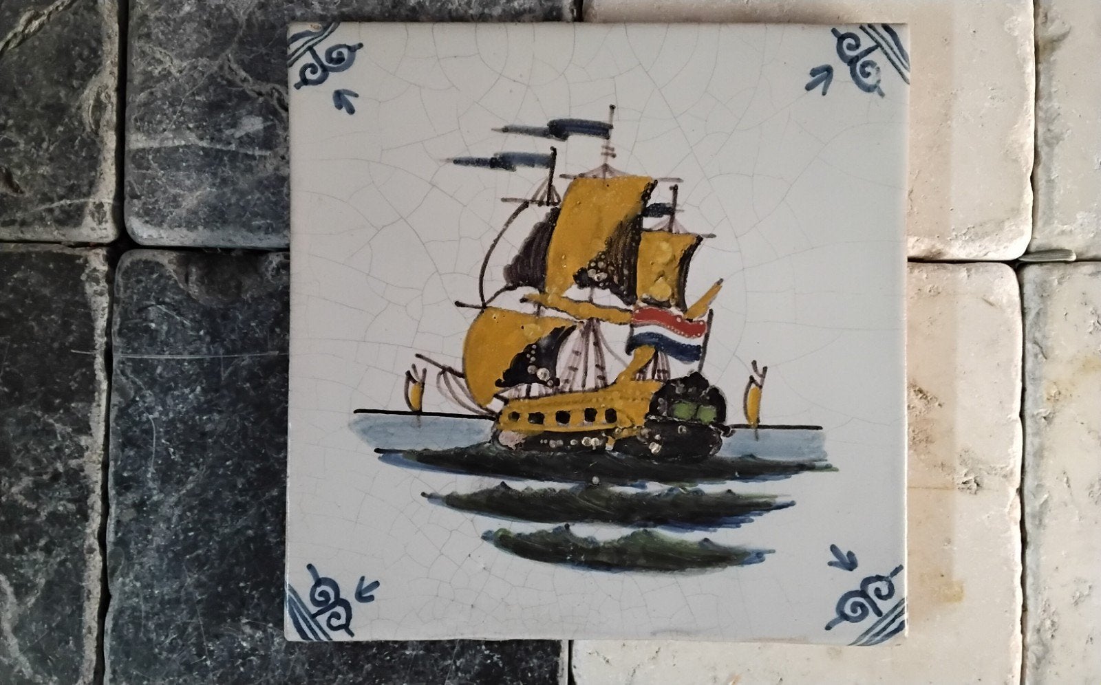 Tichelaar Makkum (met VOC schip - 12,8 cm), Antiek en Kunst, Antiek | Wandborden en Tegels, Ophalen