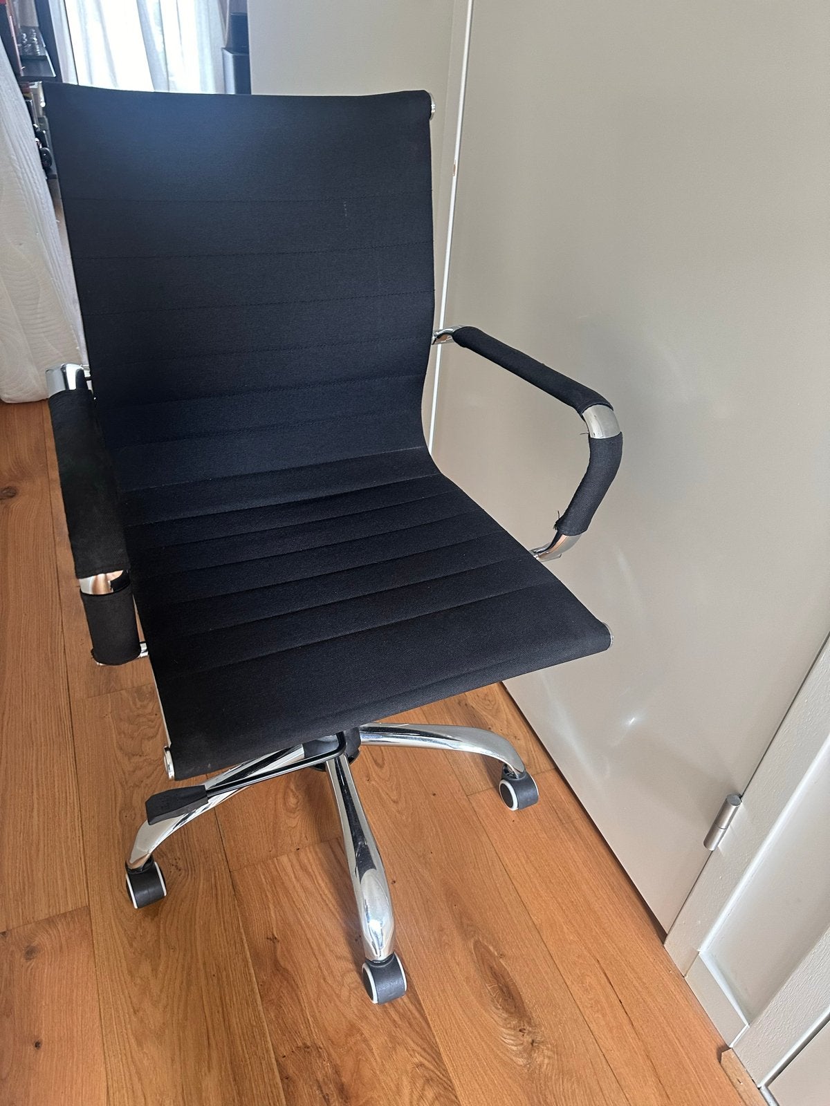 Zwarte Bureaustoel Eames lookalike met Chromen Onderstel, Ophalen, Gebruikt, Zwart, Bureaustoel