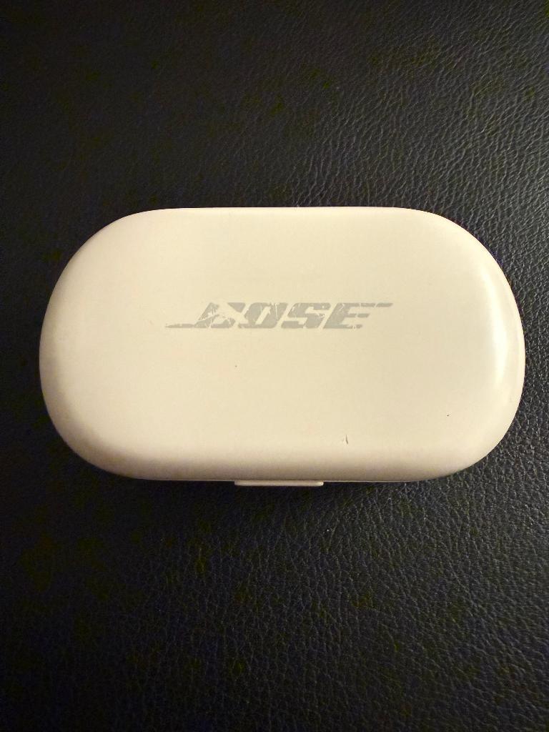 Bose QuietComfort Earbuds 429708 White charging case, Gebruikt, Bose, Ophalen of Verzenden, In oorschelp (earbud)