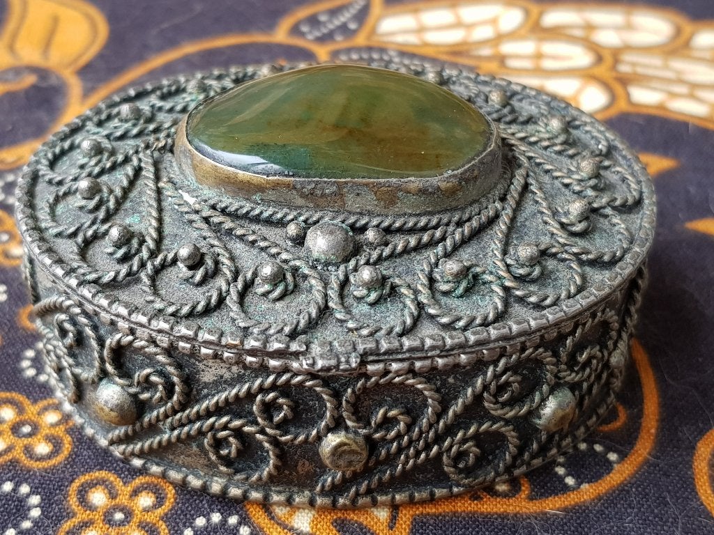 Mooi antiek Oosters bewerkt koper doosje met een steen 7 cm., Ophalen of Verzenden, Meerkleurig, Metaal, Doos
